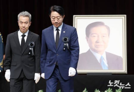 헌화 마친 조정식 국회의장
