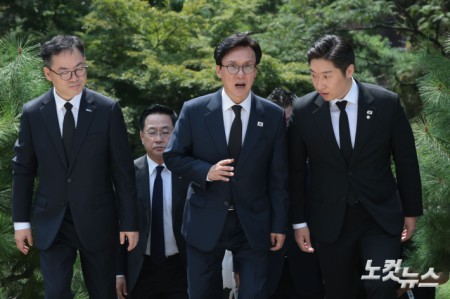 더불어민주당 김민석 신임 대표가 18일 서울 용산구 효창공원 임정요인묘역을 참배하고 있다.