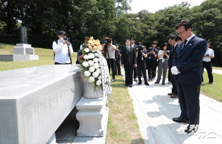 더불어민주당 김민석 신임 대표가 18일 서울 용산구 효창공원 임정요인묘역을 참배하고 있다.
