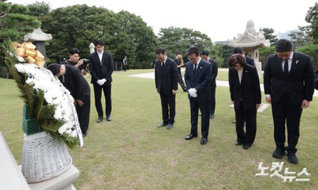 더불어민주당 김민석 신임 대표가 18일 서울 용산구 백범김구묘역을 참배하고 있다. 왼쪽 두번째부터 김 대표, 백범김구 선생 손녀인 김미 백범김구기념관장, 백범김구 선생 증손자인 민주당 김용만 의원.