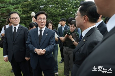 더불어민주당 김민석 신임 대표가 18일 서울 용산구 백범김구묘역을 참배하고 있다.