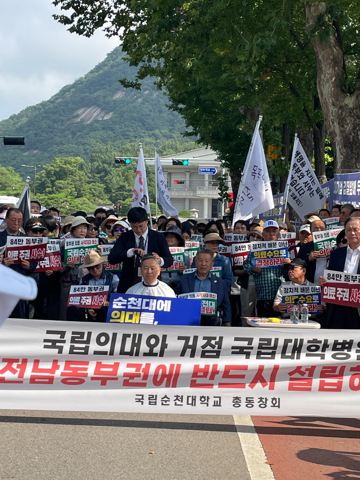 18일 청와대 앞에서 김문수 국회의원이 순천대 의대·대학병원 설립을 촉구하며 삭발하고 있다. 독자 제공 