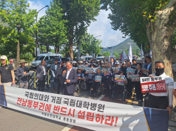 청와대 앞 동부권 범시민추진위원회 결의문 낭독. 독자 제공 