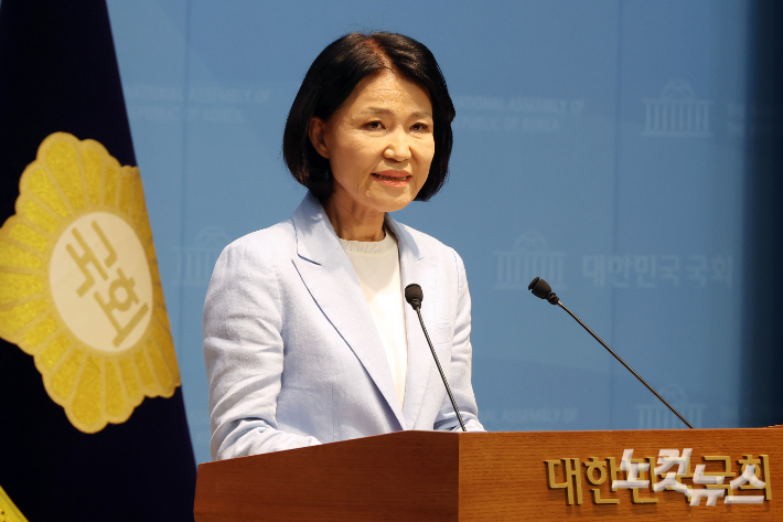 국민의힘 이진숙 의원이 지난 14일 서울 여의도 국회 소통관에서 5·18 민주화운동 관련 기자회견을 하고 있다. 윤창원 기자
