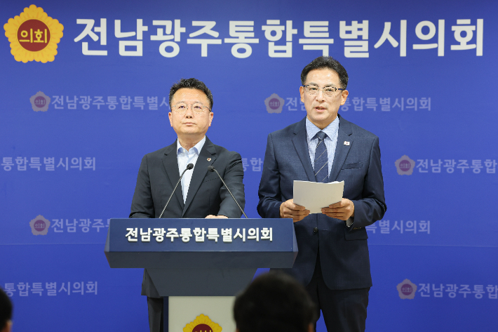 (왼쪽부터)최선국 의원, 박문옥 의원. 통합특별시의회 제공