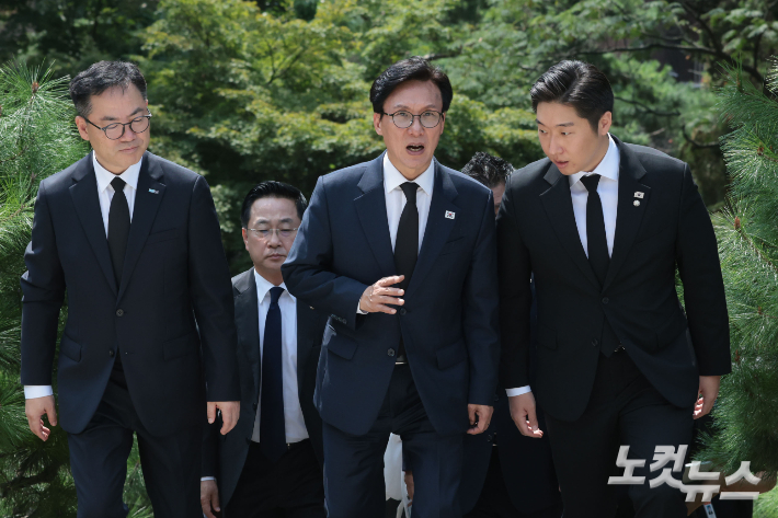 더불어민주당 김민석 신임 대표가 18일 서울 용산구 효창공원 임정요인묘역을 참배하고 있다. 류영주 기자