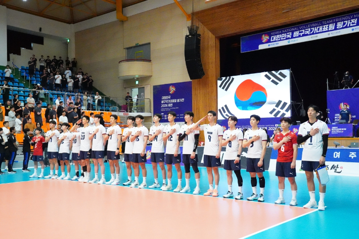 지난달 브라질과 평가전에 나선 한국 남자 배구 대표팀. 대한배구협회 
