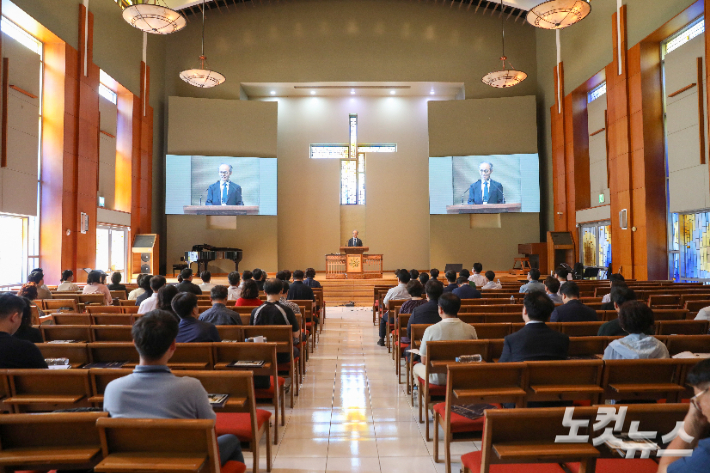 김기석 목사가 18일 이리신광교회에서 열린 제4회 선교적 교회 세미나에서 '설교자의 말하기'를 주제로 강의하고 있다. 최화랑 기자