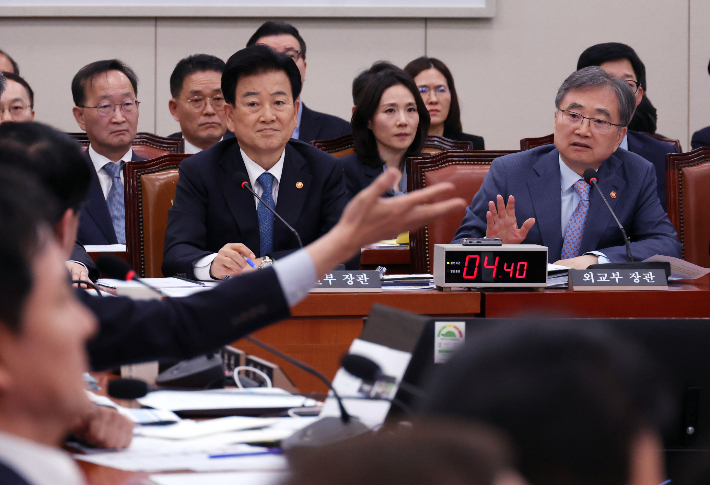 정동영 통일부 장관(왼쪽), 조현 외교부 장관이 지난 4월 15일 국회 외교통일위원회 전체회의에 출석해 의원들의 질의를 듣고 있다. 황진환 기자