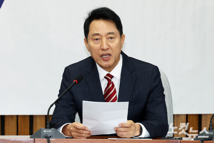 오세훈 서울시장이 14일 서울 여의도 국회에서 열린 국민의힘 원내대책회의에서 발언을 하고 있다. 윤창원 기자
