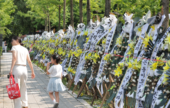 18일 서울 용산어린이정원 입구 부근에 주택공급 반대 조화가 놓여 있다. 연합뉴스
