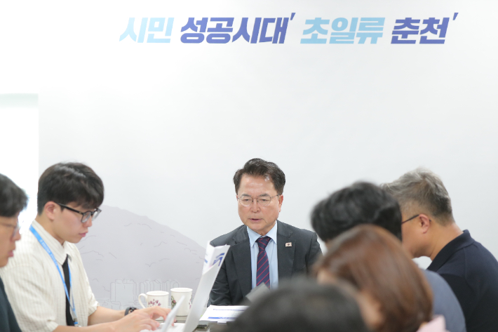육동한 춘천시장이 강원FC가 춘천시에 보낸 유치 의향서에 경기장 명칭 변경을 필수조건으로 제시한 것과 관련해 불편한 심기를 드러냈다. 춘천시 제공