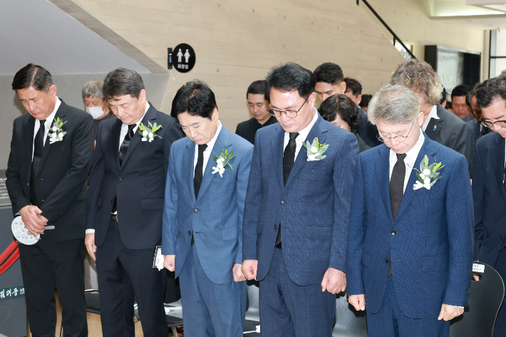 추모식에서 묵념하고 있다. 우측부터 민형배 시장, 송형곤 의장, 김대중 교육감. 통합특별시의회 제공
