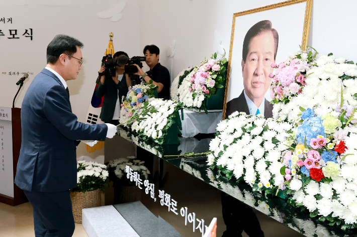 송형곤 의장이 헌화하고 있다. 통합특별시의회 제공