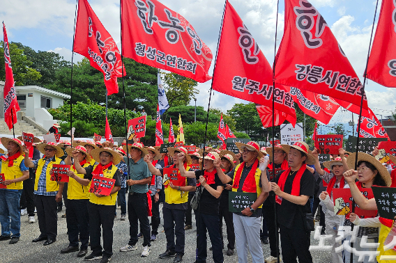 한국농업경영인강원도연합회는 18일 강원도청 앞에서 기자회견을 열고 "정부와 지자체는 농민을 희생하는 농업정책을 즉각 중단하고 실질적이고 근본적인 대책을 마련하라"고 성토했다. 구본호 기자 