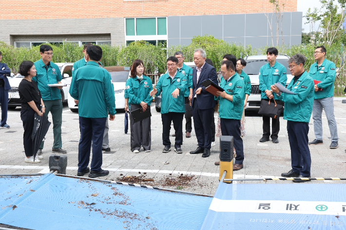 권순기 경남교육감이 18일 집중호우로 피해를 입은 통영중 등을 방문해 피해 실태와 복구 상황을 점검하고 있다. 경남교육청 제공