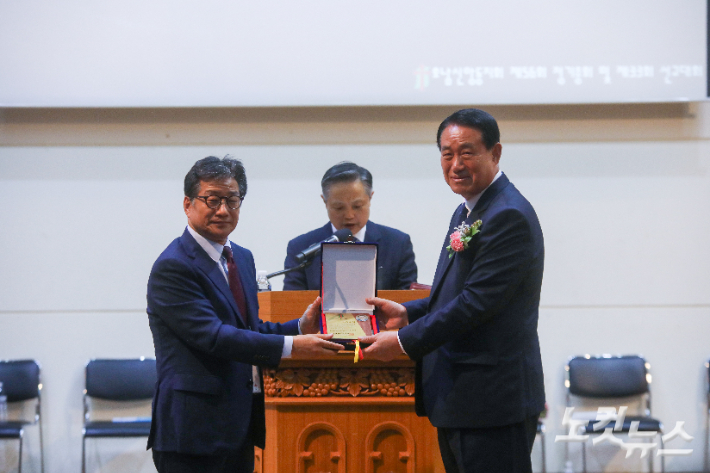 호남신앙동지회 신임 회장 이종학 목사(왼쪽)가 직전 회장 서순석 목사(오른쪽)에게 공로패를 전달하고 있다. 최화랑 기자