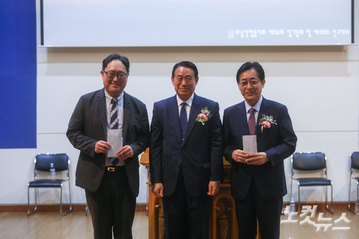 호남신앙동지회가 호남신학대학교와 한일장신대학교에 장학금을 전달하고 있다. 최화랑 기자