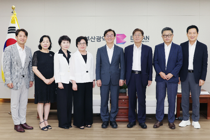 전재수 부산시장은 국가물관리위원회 김좌관 위원장, 부산지역 시민단체 등과 만나 안전한 식수 확보를 위한 취수원 다변화 방안 등을 논의했다. 부산시 제공