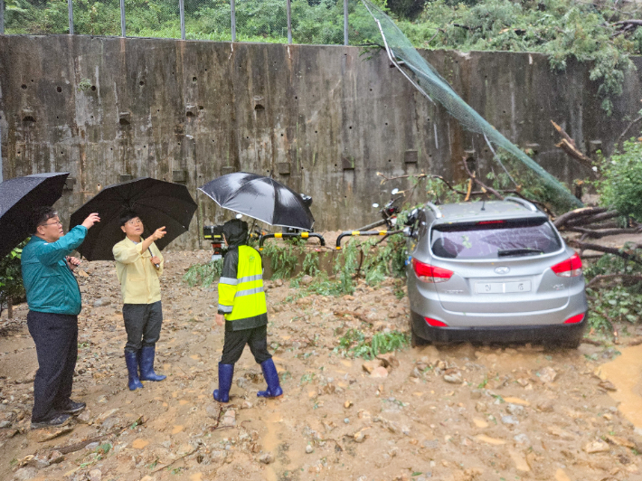 변광용 거제시장 옥포동 산사태 현장 점검. 거제시청 제공 