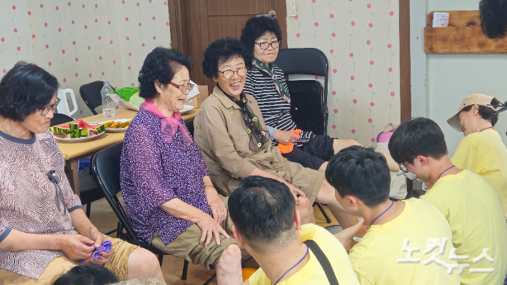 지난해 경북지역 산불로 고통스런 시간을 보낸 경북 의성군 단촌면 하화리 주민들이 모처럼 웃음을 되찾았다. 사진은 서울 구로문교회 교인들이 하화교회에서 펼친 농촌봉사활동 모습. 송주열 기자