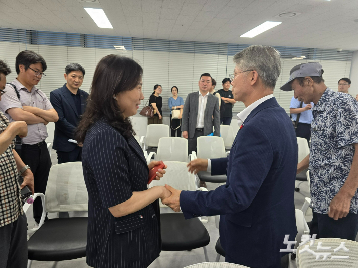 민형배 시장(우측)이 지난 6월 당선인 당시 순천에서 여순사건 유족 간담회 직후 배성진 여순사건 지원단장(좌측) 등 지원단 직원들과 만나고 있다. 고영호 기자