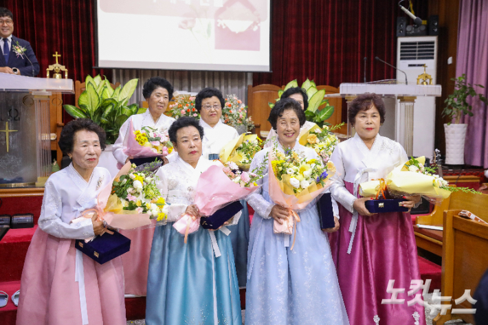 창평교회 명예권사로 추대된 권사들이 기념촬영을 하고 있다. 최화랑 기자