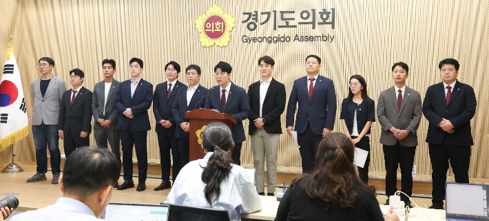국민의힘 소속 경기도 31개 시·군 청년 기초의원과 경기도의원들은 18일 경기도의회 브리핑룸에서 경기도의 감액추경에 대해 반발하는 내용의 기자회견을 열었다. 국민의힘 경기도당 제공