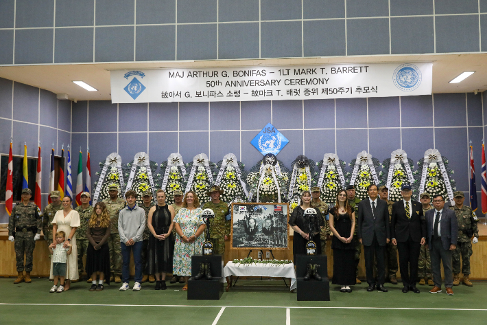 18일 경기도 파주시 캠프 보니파스에서 열린 '판문점 8.18 도끼만행사건 희생자 50주기 추모식'에서 유가족들과 참석자들이 기념 촬영하고 있다. 유엔사 제공