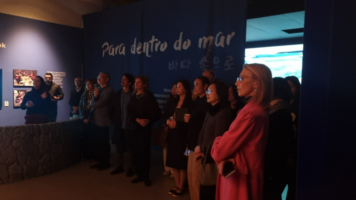 제주도와 주브라질한국문화원(원장 정정희)이 공동 기획한 특별전 '바다의 숨 제주 해녀, 여성 그리고 공동체'가 지난 6월 15일 브라질 상파울루 소재 문화원 본원에서 전시돼 오는 8월 30일까지 열린다. 고미 칼럼니스트