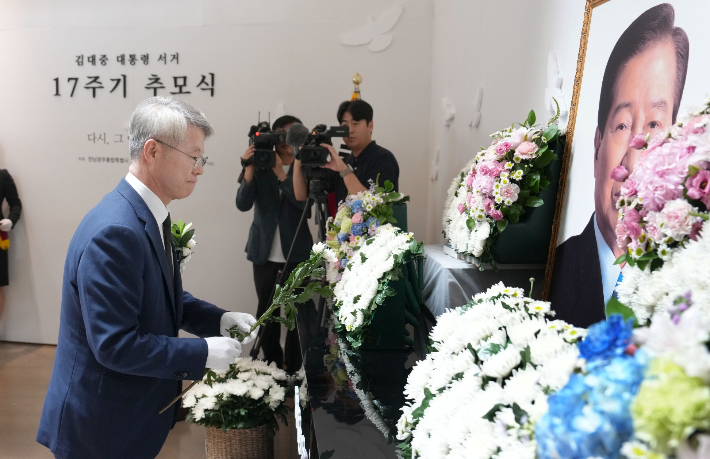 민형배 전남광주통합특별시장이 18일 목포 김대중노벨평화상기념관에서 열린 김대중 대통령 서거 17주기 추모식에서 헌화하고 있다. 전남광주통합특별시 제공