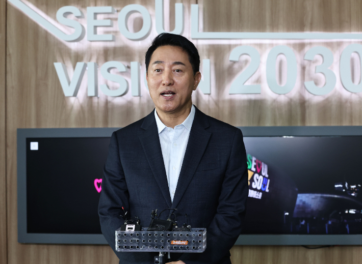 오세훈 서울시장이 18일 서울시청 시장 집무실 앞에서 국민의힘 권영세 의원과 용산공원 및 용산국제업무지구 주택공급 관련 면담을 마친 뒤 나와 백브리핑을 하고 있다. 연합뉴스