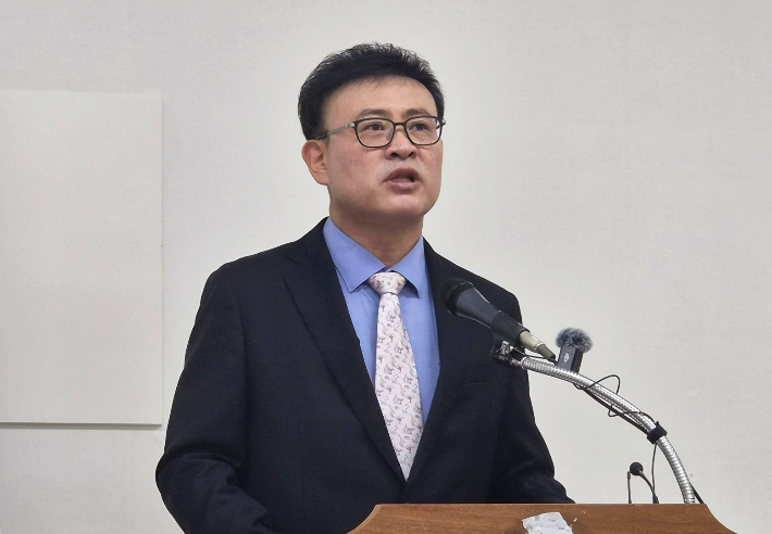 이영신 전 청주시의원이 18일 기자회견을 열어 오창 후기리 소각장 논란에 대한 입장을 밝히고 있다. 독자 제공