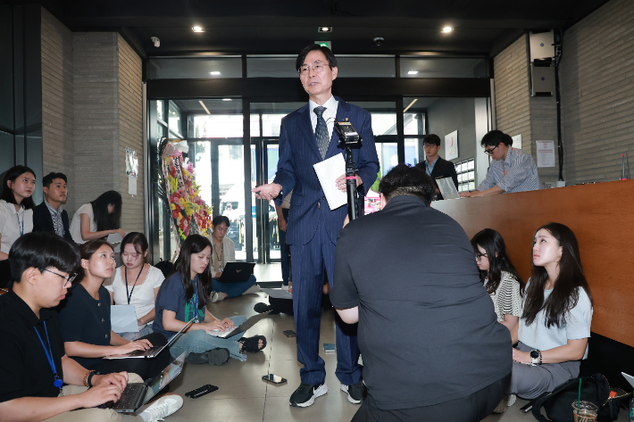 국민의힘 조경태 의원이 18일 서울 영등포구 여의도 중앙당사에서 열린 당 중앙윤리위원회 전체회의에 출석한 뒤 취재진 질문에 답하고 있다. 연합뉴스
