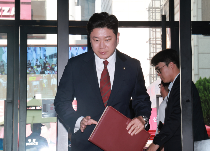 국민의힘 진종오 의원이 18일 서울 영등포구 여의도 중앙당사에서 열린 당 중앙윤리위원회 전체회의에 출석하고 있다. 연합뉴스