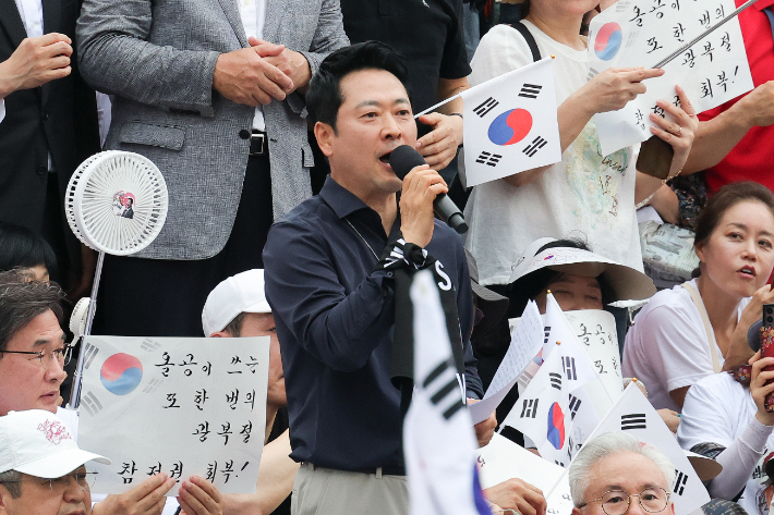 국민의힘 장동혁 대표가 지난 15일 서울 송파구 올림픽공원 핸드볼경기장에서 열린 6·3 지방선거 투표용지 부족 사태 규탄 시위에 참석해 발언하고 있다. 국민의힘 제공