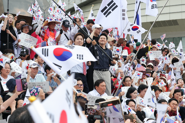 국민의힘 장동혁 대표가 지난 15일 서울 송파구 올림픽공원 핸드볼경기장에서 열린 6·3 지방선거 투표용지 부족 사태 규탄 시위에 참석해 있다. 국민의힘 제공