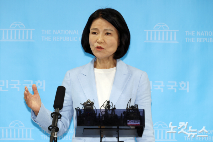 국민의힘 이진숙 의원이 14일 서울 여의도 국회 소통관에서 5·18 민주화운동 관련 기자회견을 마치고 취재진의 질문에 답변을 하고 있다. 윤창원 기자