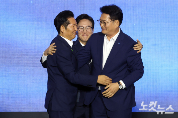 17일 대전 유성구 대전컨벤션센터 제2전시장에서 열린 더불어민주당 제3차 정기전국당원대회에서 선출된 김민석 당대표가 함께 경선을 벌인 정청래 송영길 후보와 포옹을 하고 있다. 윤창원 기자