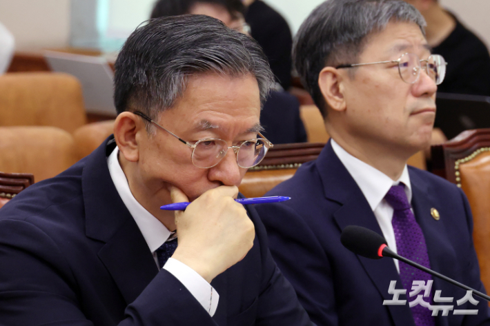 29일 서울 여의도 국회에서 열린 법제사법위원회 전체회의에서 정성호 법무부 장관이 생각에 잠겨있다. 윤창원 기자