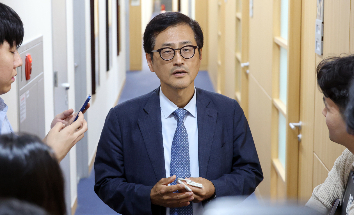 6·3 지방선거 투표용지 부족 사태 등을 수사할 선거관리위원회 특별검사로 임명된 이태한 권익위 비상임위원이 18일 서울 서초구 법무법인 동인에서 취재진 질문에 답하고 있다. 연합뉴스