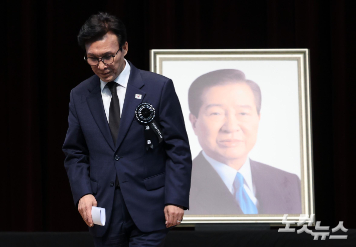 김민석 더불어민주당 대표가 18일 오전 서울 동작구 국립서울현충원 현충관에서 열린 김대중 대통령 서거 17주기 추모식에 참석해 추모사를 마친 후 이동하고 있다. 2026.08.18. 박종민 기자