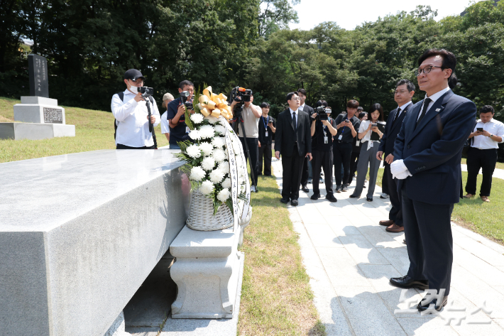 더불어민주당 김민석 신임 대표가 18일 서울 용산구 효창공원 임정요인묘역을 참배하고 있다. 류영주 기자
