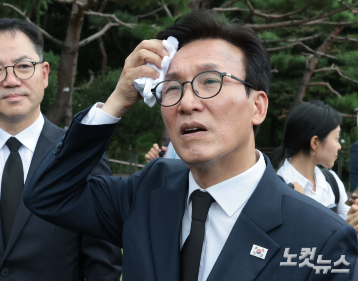 더불어민주당 김민석 신임 대표가 18일 서울 용산구 백범김구묘역을 참배하고 있다. 류영주 기자