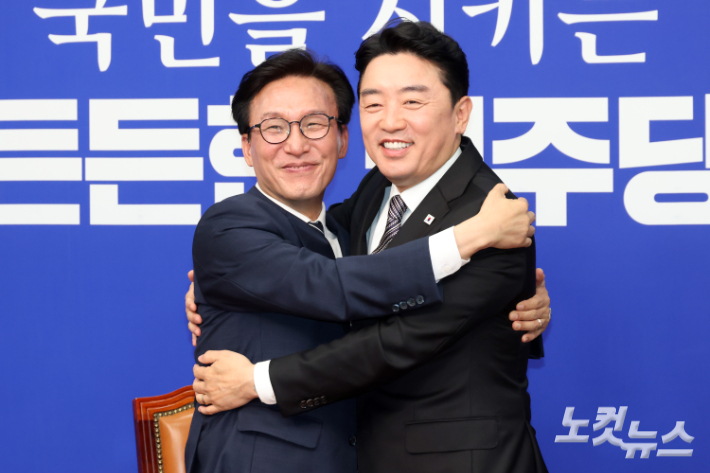 더불어민주당 김민석 신임 당대표가 18일 서울 여의도 국회에서 강훈식 대통령 비서실장과 포옹을 하고 있다. 윤창원 기자