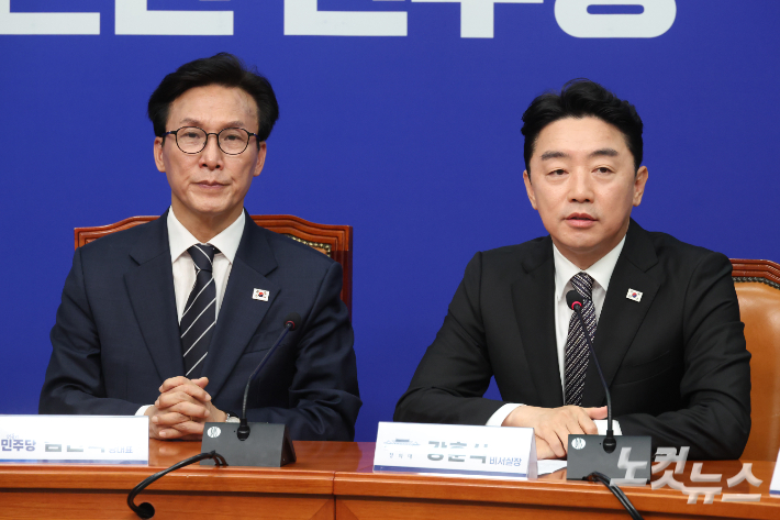 강훈식 대통령 비서실장이 18일 서울 여의도 국회에서 더불어민주당 김민석 신임 당대표를 만나며 인사말을 하고 있다. 윤창원 기자