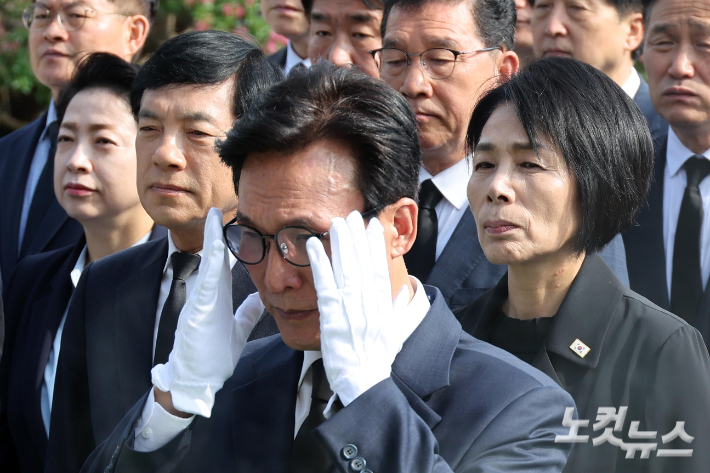 더불어민주당 김민석 신임 대표와 이성윤, 최민희 신임 최고위원 등 지도부가 18일 서울 동작구 국립서울현충원 현충탑을 참배하고 있다. 박종민 기자