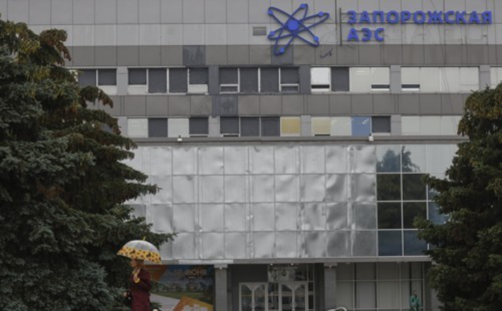 자포리자 원자력 발전소 행정동 건물에 '자포로즈스카야 원전'이라고 적힌 간판이 걸려 있다. 연합뉴스