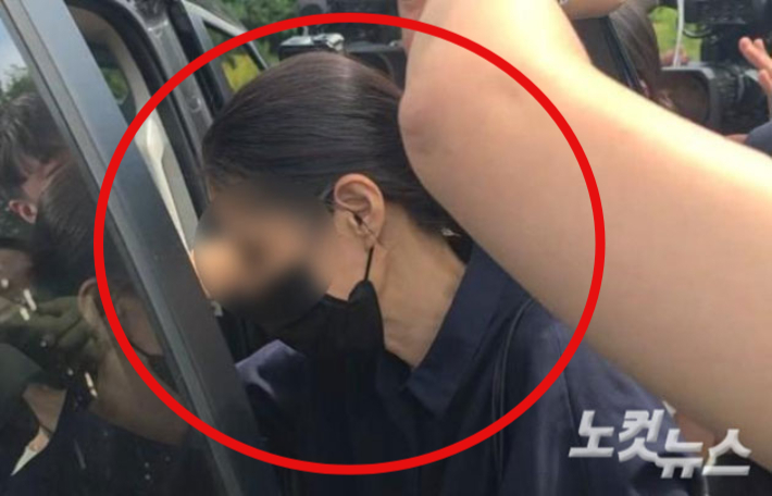 지난 5일 숨진 11세 A군의 외모조가 법원의 영장실질심사를 마친 뒤 이동하고 있다. 박우경 기자