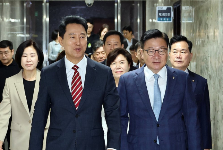 국민의힘 정점식 원내대표(오른쪽)와 오세훈 서울시장이 14일 국회에서 열린 원내대책회의에 함께 입장하고 있다. 연합뉴스
